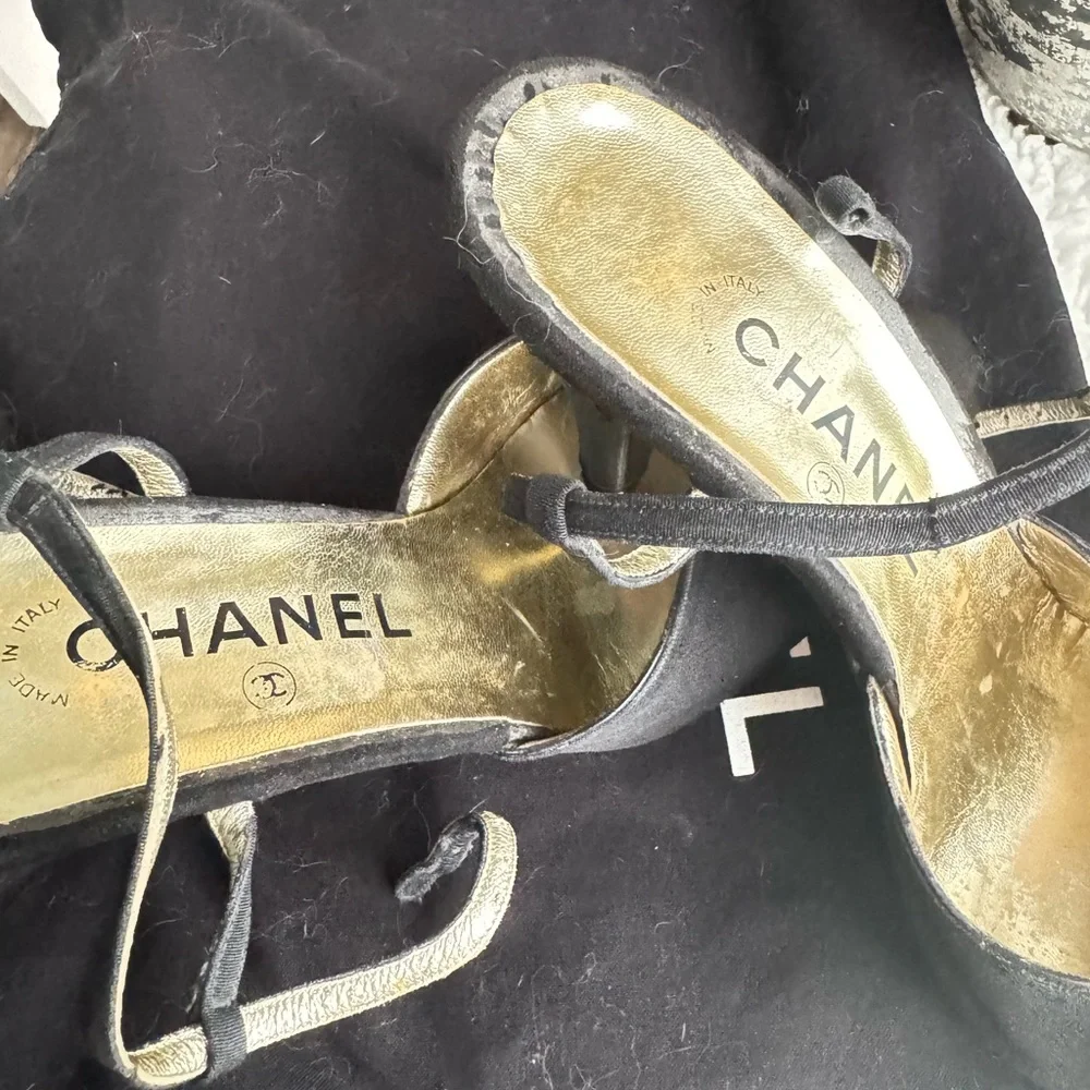 CHANEL Black Heels with Elegant Bow Detail - Picture 3 of 5